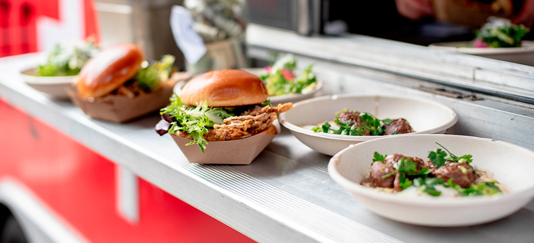 Barra de foodtruck con 3 hamburguesas y 3 ensaladas.